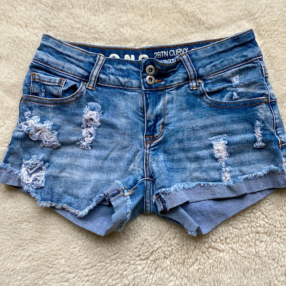 S.O.N.G. Curvy midrise shorts